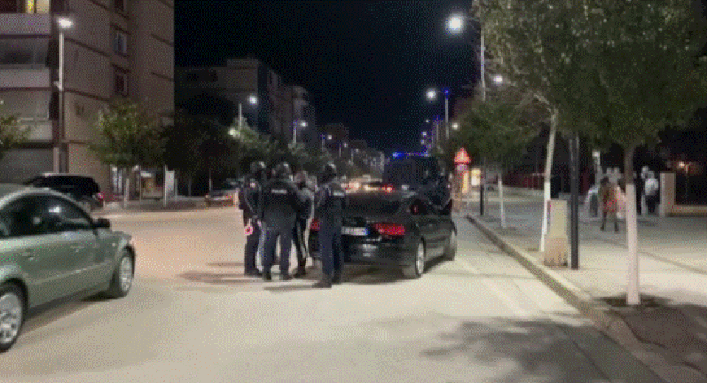 Kontrolle policore n&euml; Fier, FNSH ndalon makinat luksoze