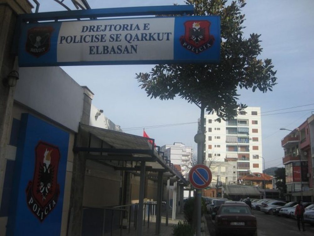 Dhunoi prind&euml;rit n&euml; Elbasan, policia arreston 29-vje&ccedil;arin