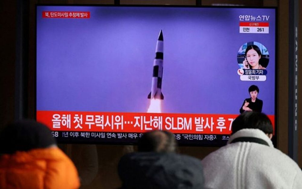 Koreja e Veriut l&euml;shon raketa t&euml; reja balistike