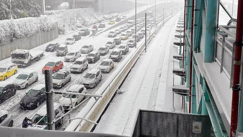 Greqi/ Qindra persona t&euml; bllokuar n&euml; autostrad&euml;, Mitsotakis