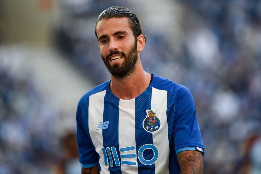 Sergio Oliveira, lojtari q&euml; d&euml;noi Juven e Milan, arma e re e