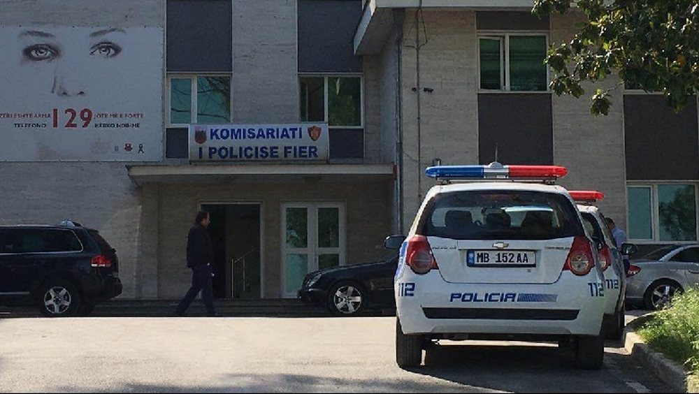 Dhunoi gruan n&euml; sy t&euml; f&euml;mij&euml;ve t&euml; mitur, prangoset