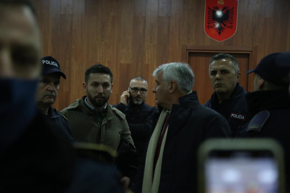 Saimir Tahiri b&euml;n reagimin e par&euml; n&euml; FB: Ju dua shum&euml;, kjo