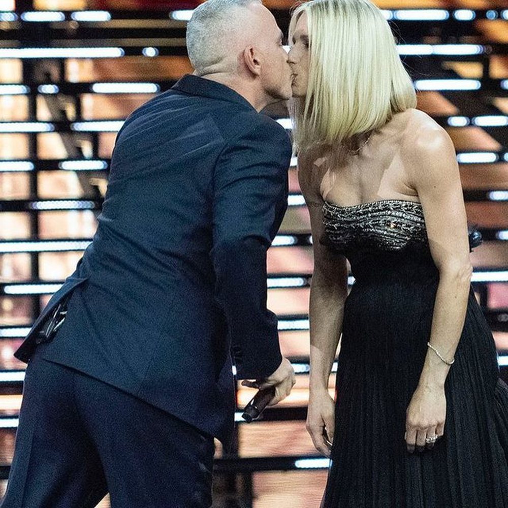 Puthje live mes ish &ccedil;iftit Eros Ramazzotti-t dhe Michelle Hunziker