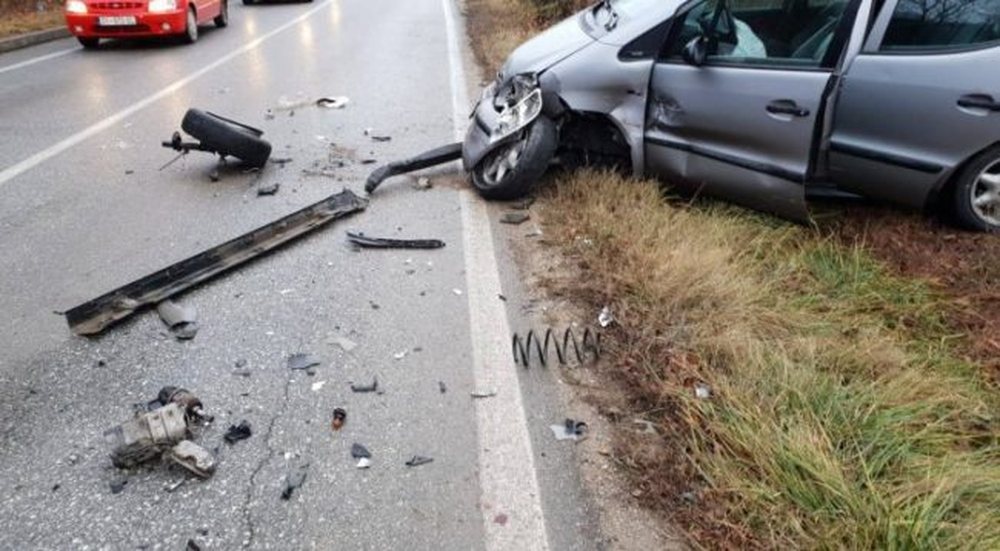 Makina del nga rruga n&euml; Lezh&euml;, shoferi n&euml; gjendje t&euml;