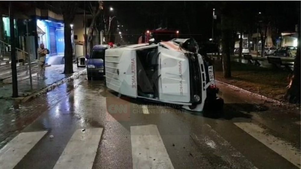 Kor&ccedil;&euml;/ P&euml;rmbyset ambulanca me mjekun brenda