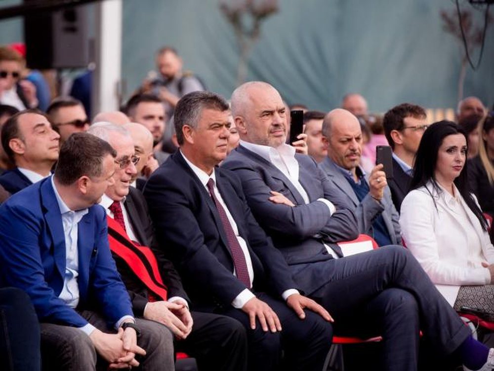Fotot q&euml; shqet&euml;sojn&euml; kryeministrin/ Lefter Koka n&euml; krahun e