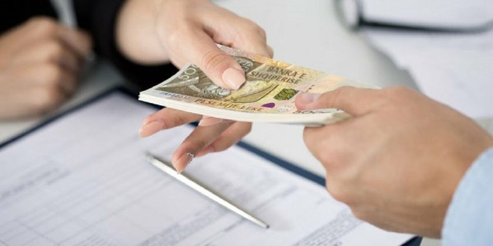 Falsifikoi vulat, 36-vje&ccedil;ari n&euml; Tiran&euml; mori kredi n&euml;