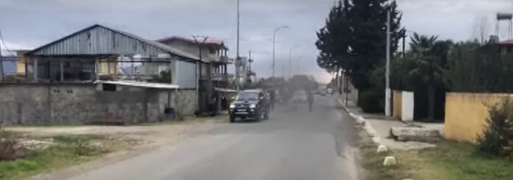 Aksident n&euml; Lezh&euml;, makina p&euml;rplas kalimtarin, largohet nga
