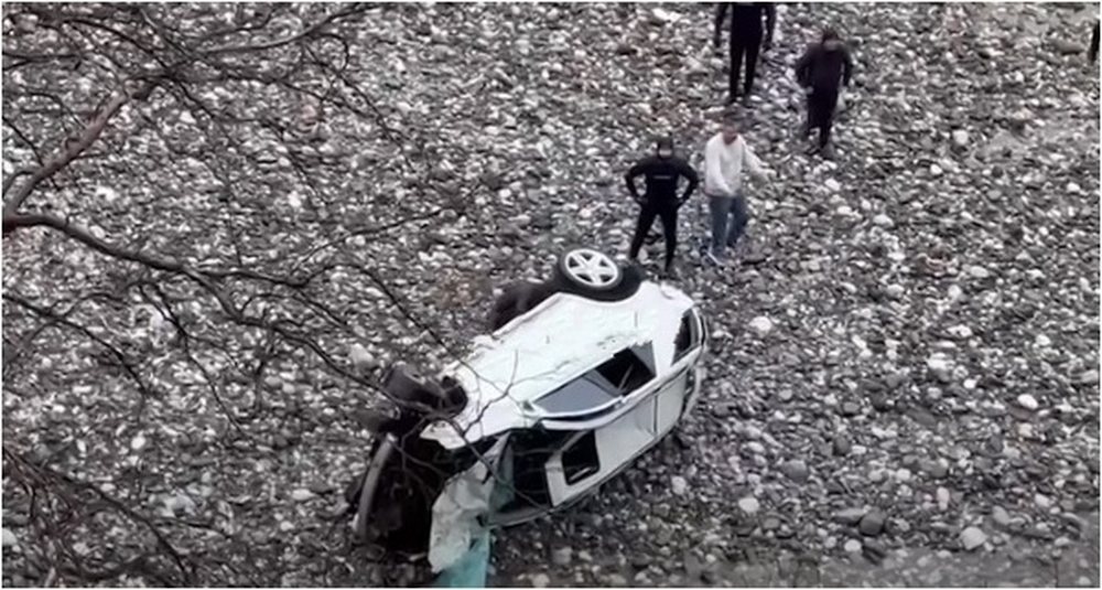Aksidenti me 3 t&euml; vdekur dhe 2 t&euml; plagosur r&euml;nd&euml;, policia