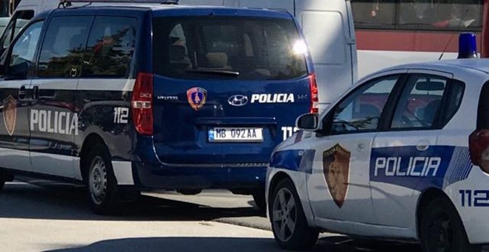Kapet me arm&euml; n&euml; Tiran&euml; nj&euml; 24-vje&ccedil;ar