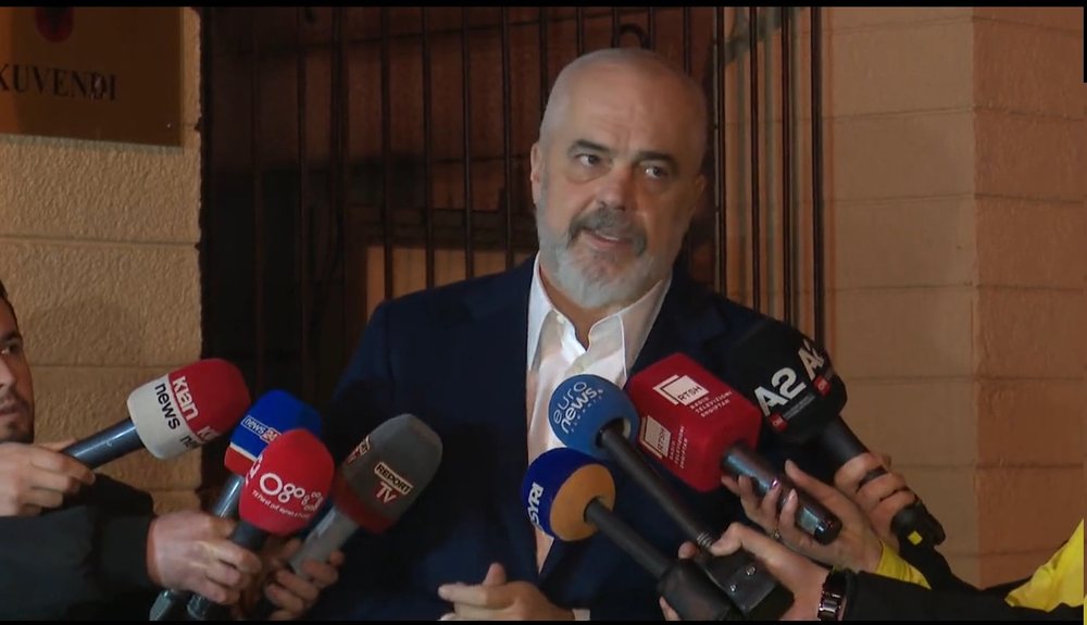 Rama kapet edhe me gazetar&euml;t pas komisionit kur i p&euml;rmendin Lefter