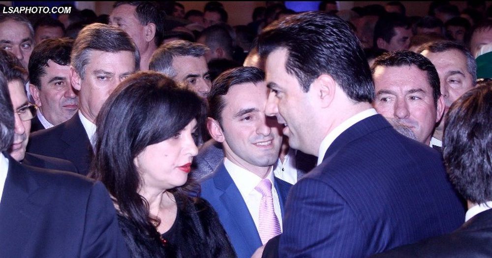 Dor&euml;heqja/ Jozefina Topalli nuk e p&euml;rmban ironin&euml; p&euml;r ikjen