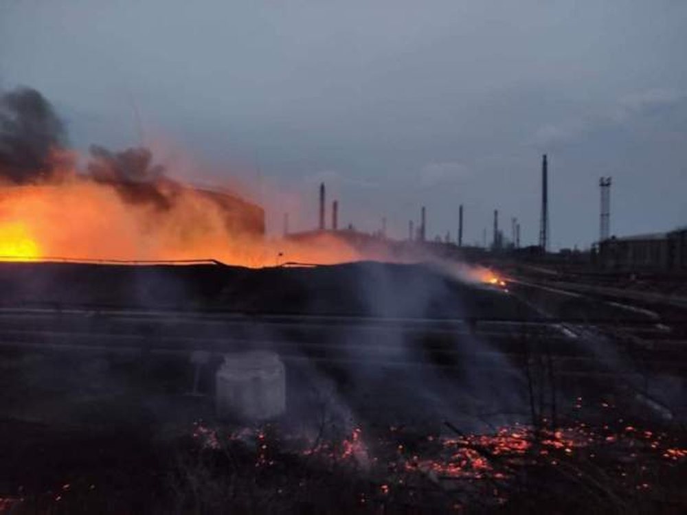Forcat ruse shkat&euml;rrojn&euml; depon e naft&euml;s n&euml; Luhansk