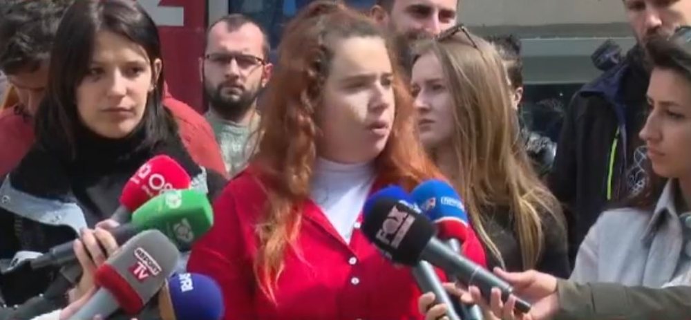Arrestimi i dhunuesit serial t&euml; vajzave, protest&euml; para drejtoris&euml;