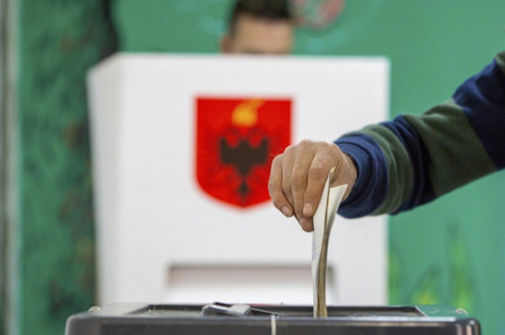 Sot votohet n&euml; 6 bashki/ Hapen qendrat e votimit, probleme n&euml;