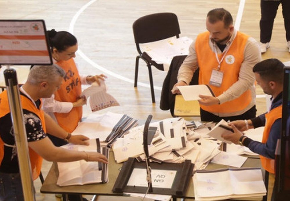 Mbyllet pa surpriza num&euml;rimi n&euml; Durr&euml;s/ N&euml; bashki mbetet