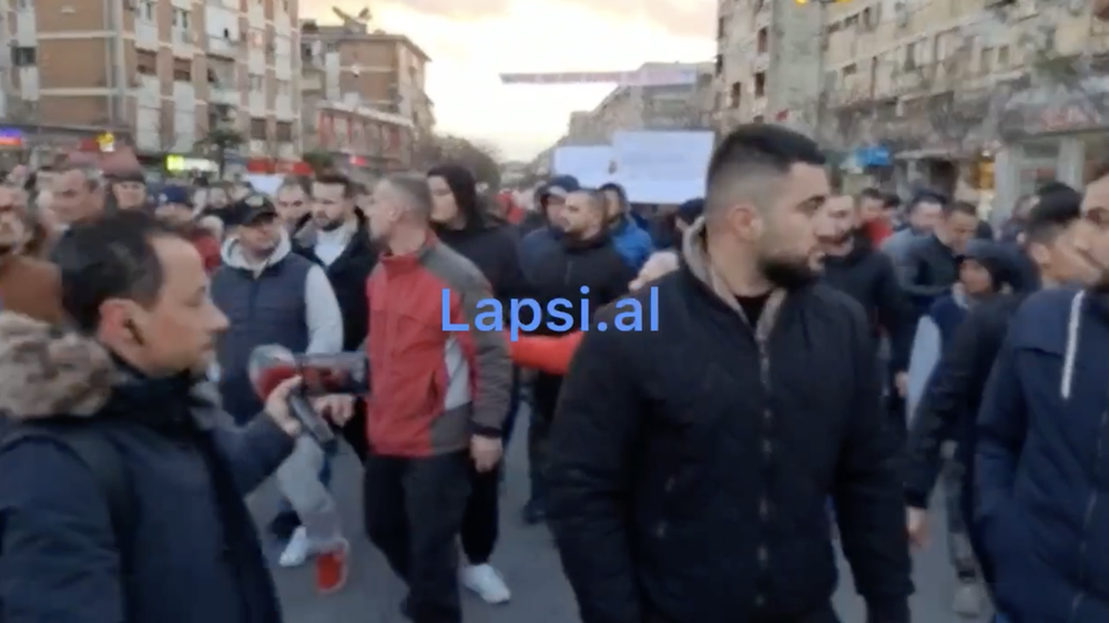 (VIDEO) Qytetar&euml;t derdhen n&euml; protesta n&euml; Durr&euml;s dhe