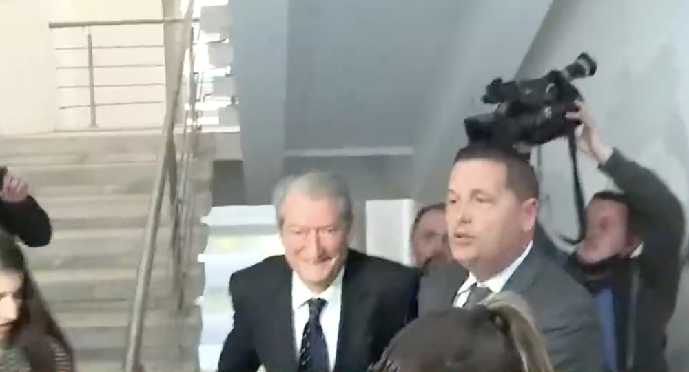 I buz&euml;qeshur, Sali Berisha futet n&euml; selin&euml; e PD-s&euml; (FOTO)