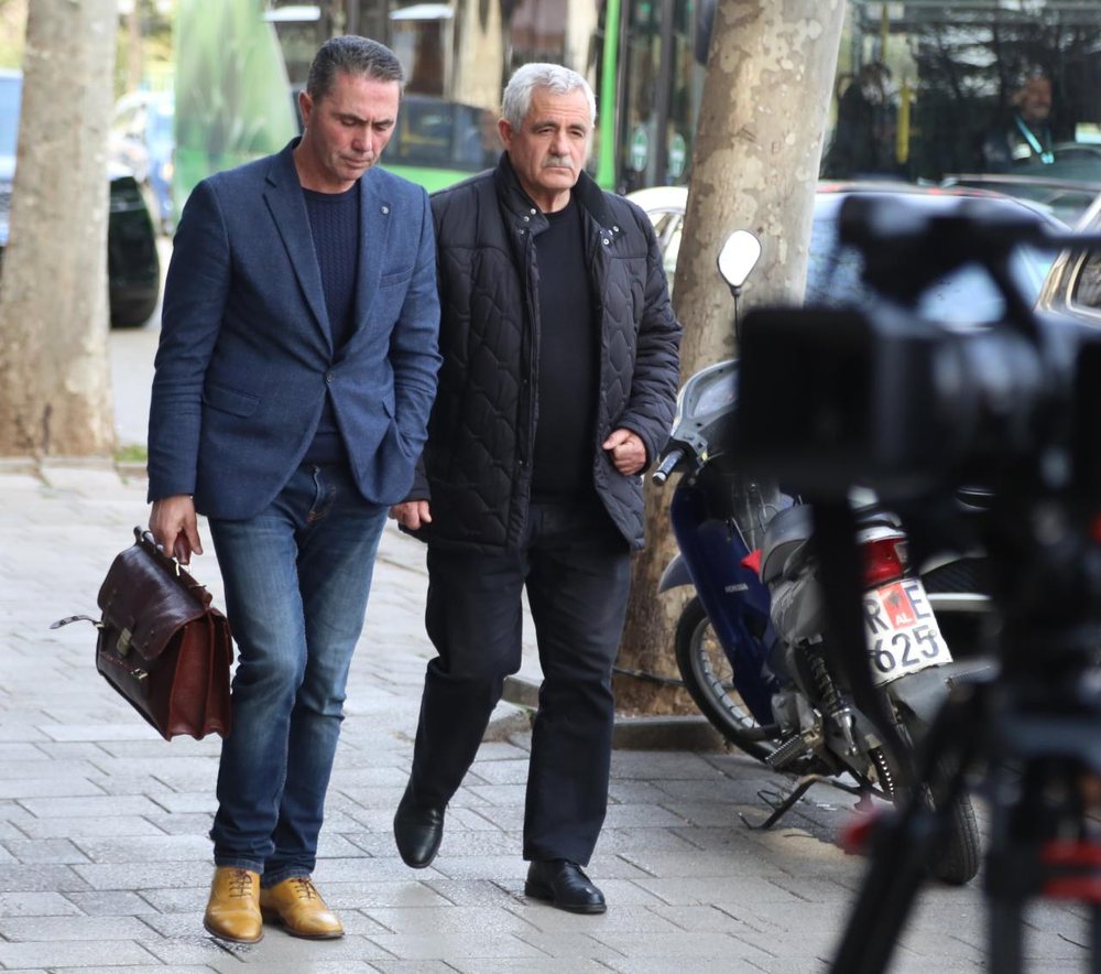(FOTO) Babai i Klodian Rash&euml;s del nga gjykata pasi vras&euml;si u