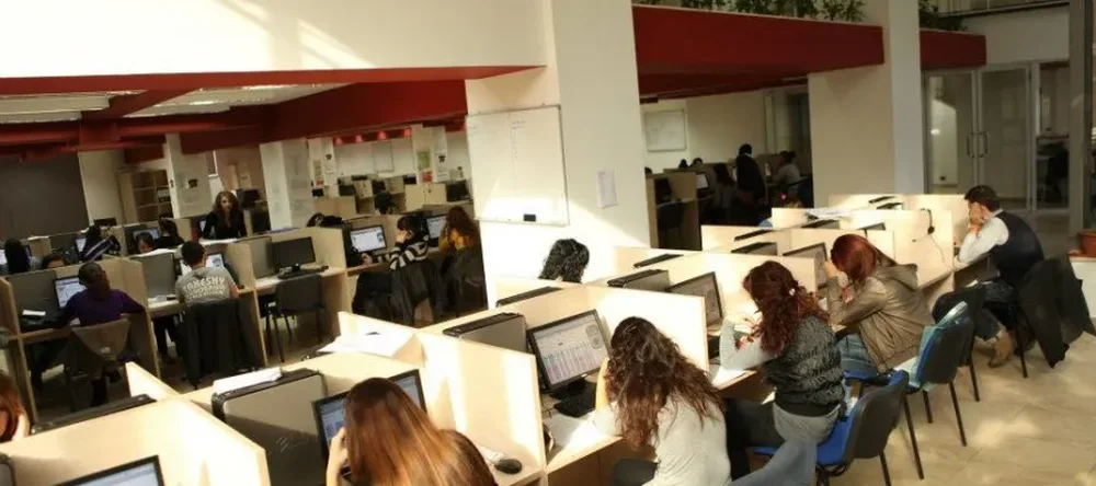 N&euml;n hetim administrator&euml;t e 9 Call Center-ave n&euml; Tiran&euml;