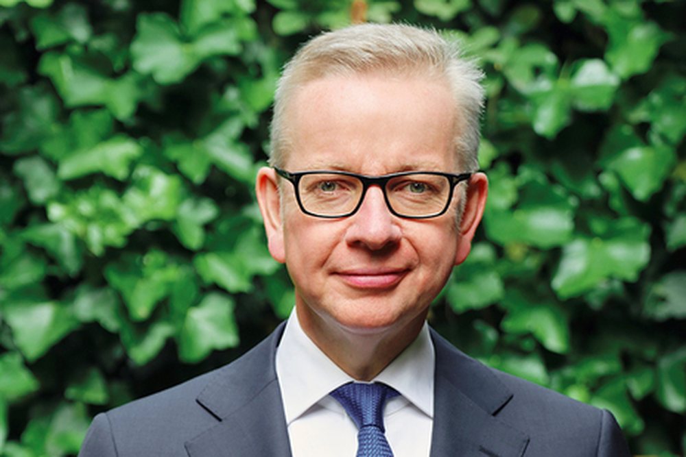 Ministri britanik pranon t&euml; hap&euml; dhe sht&euml;pin&euml; e tij p&euml;r
