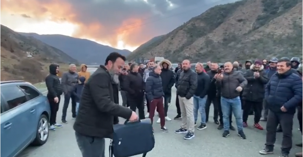 Dom Gjergj Meta u bashkohet protestueve n&euml; Rrug&euml;n e Kombit