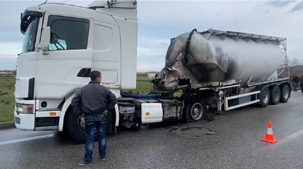 Kamioni merr flak&euml; n&euml; hyrje t&euml; autostrad&euml;s Levan-Vlor&euml;,