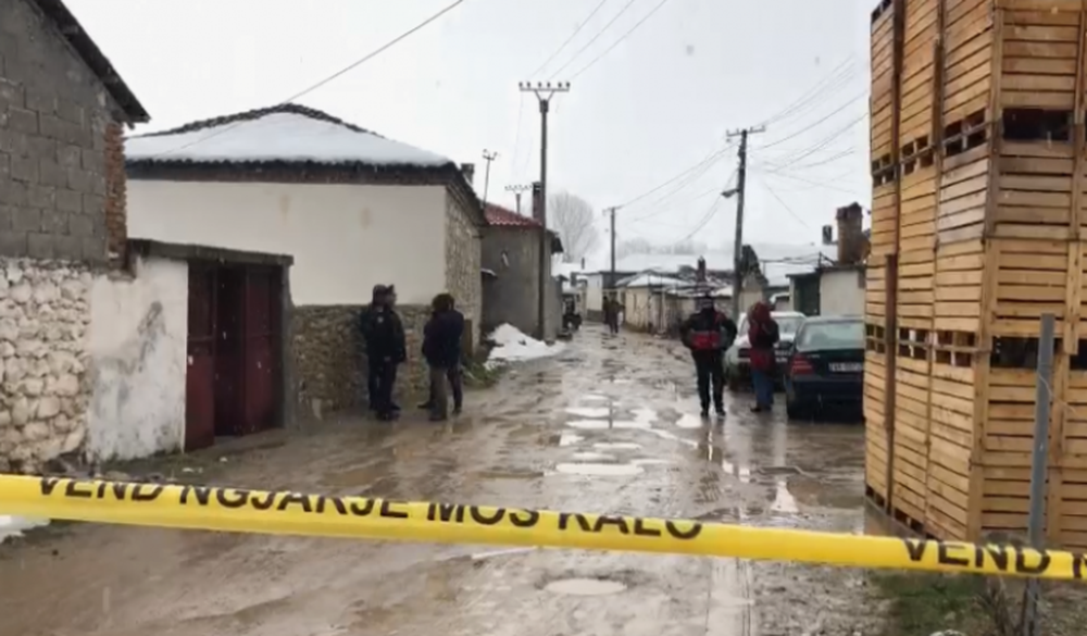 Hyri p&euml;r t&euml; grabitur, hajduti vret brenda n&euml; sht&euml;pi nuse e