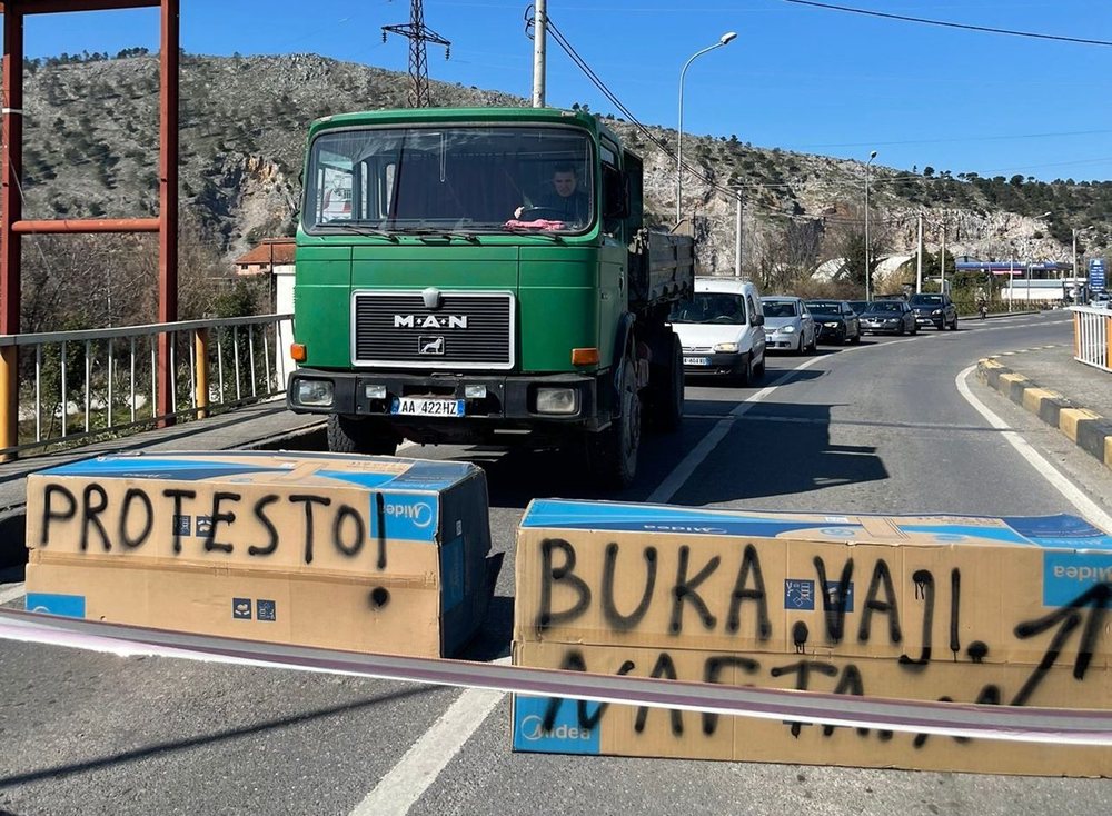 Reagimi i shkodran&euml;ve/ Bllokojn&euml; hyrjen e qytetit n&euml; shenj&euml;