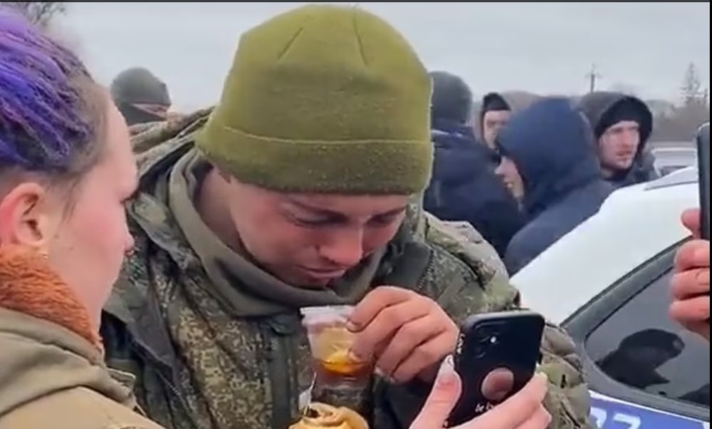 VIDEO/ Ushtari rus i kapur rob shp&euml;rthen n&euml; lot kur flet me