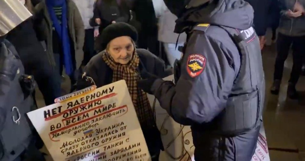 Protestoi kund&euml;r luft&euml;s, arrestohet n&euml; Rusi e moshuara q&euml; i
