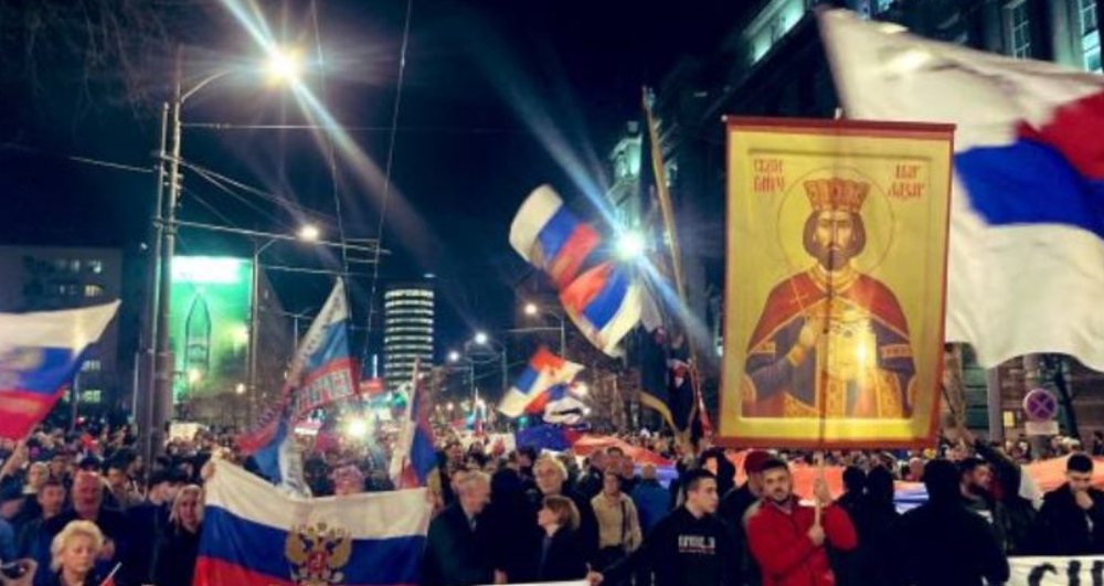 &Ccedil;menden serb&euml;t n&euml; Beograd, marshojn&euml; t&euml; g&euml;zuar