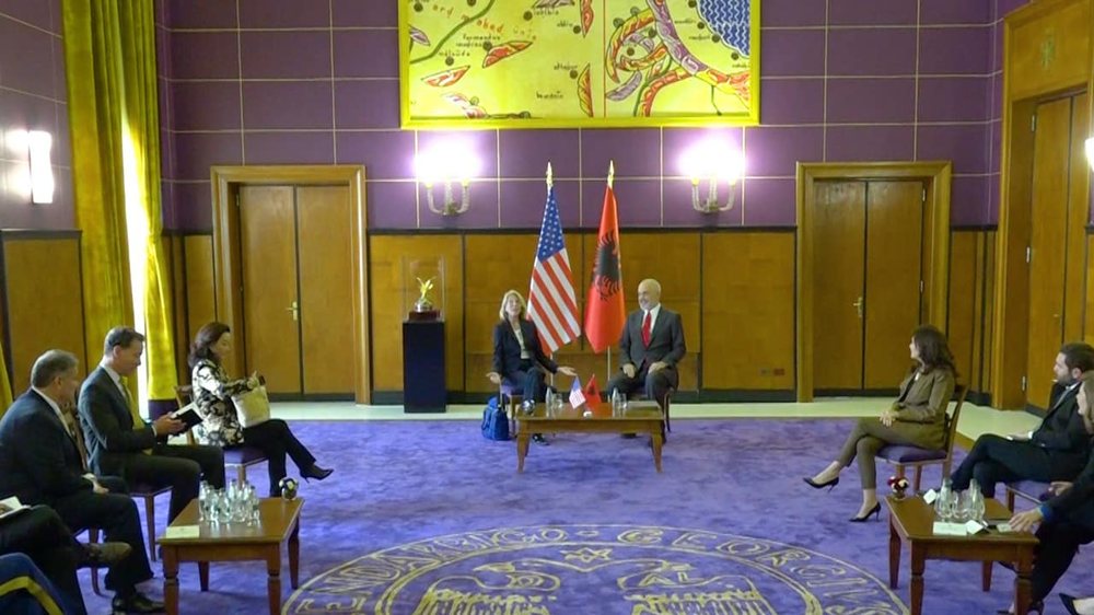 Rama zbardh takimin me zyrtaren e lart&euml; amerikane
