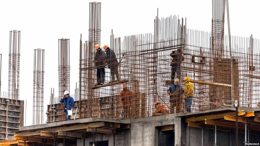 Tiran&euml;/ 50-vje&ccedil;ari bie nga nd&euml;rtesa ku po punonte