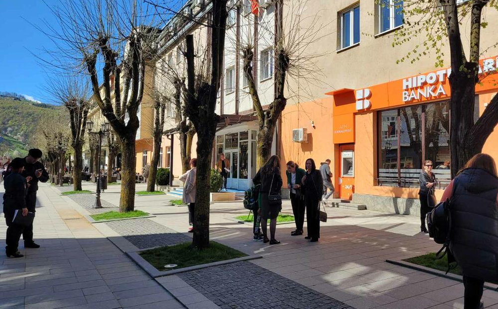 U k&euml;rc&euml;nuan me bomba, mbyllen godinat e bashkive n&euml; Malin e Zi