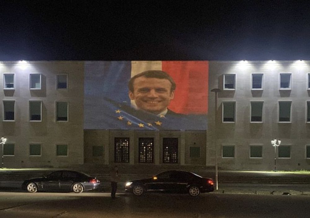 Rama v&euml; foton e Macron n&euml; mes t&euml; Tiran&euml;s