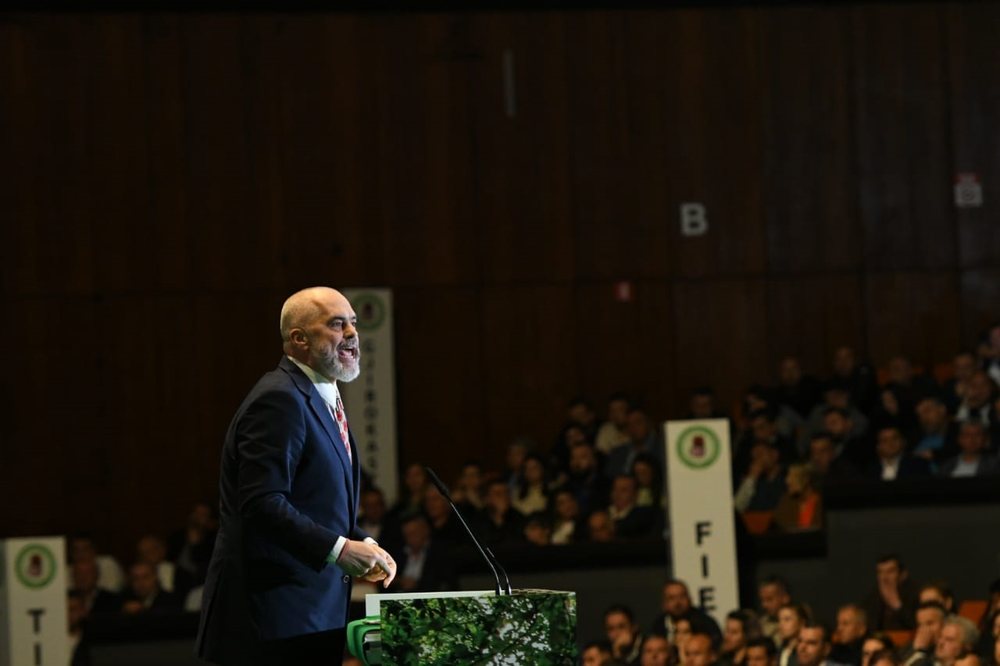 Drejt&euml;sia n&euml;n presion? Rama nuhat tradh&euml;tin&euml; nga