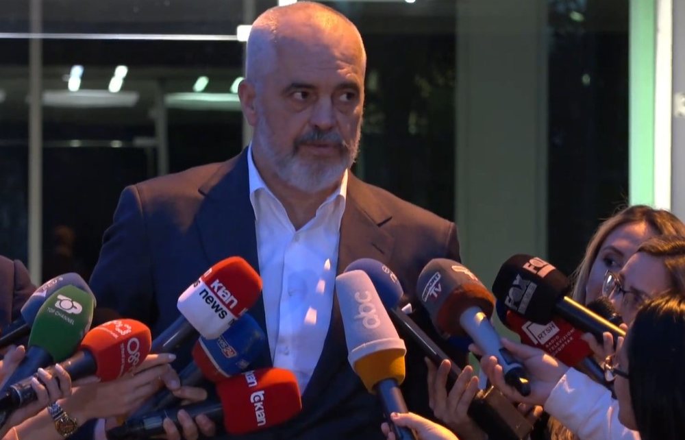 Ezani i nd&euml;rpret fjal&euml;n Edi Ram&euml;s