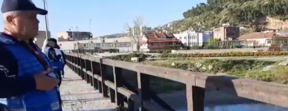 Berat, i moshuari hidhet nga ura, nxirret i pajet&euml; nga lumi
