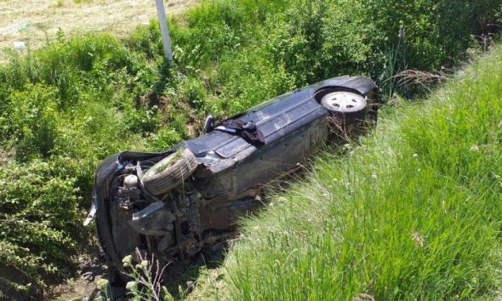 Humbi drejtimin e mjetit dhe ra n&euml; kanal, nd&euml;rron jet&euml;