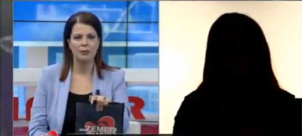 20-vje&ccedil;arja nga Librazhdi: Vjehrri dhe vjehrra hyn&euml; me shkopinj,