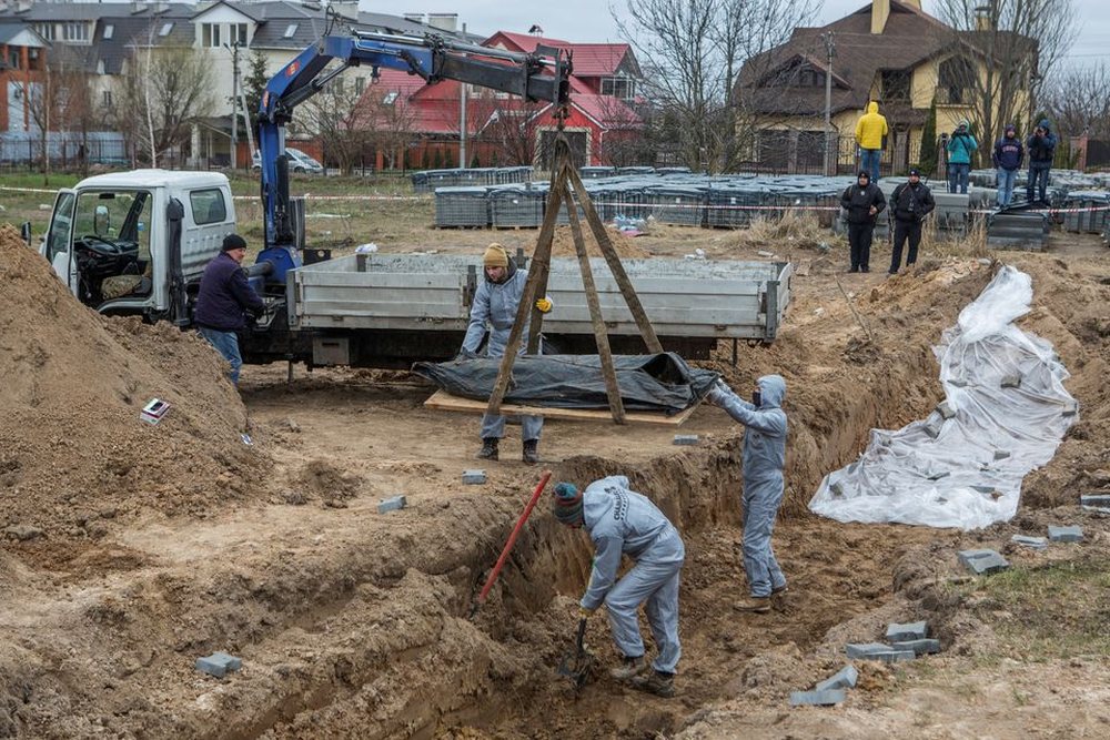 Zbulohet nj&euml; tjet&euml;r varr masiv n&euml; Bucha, zbardhen detaje