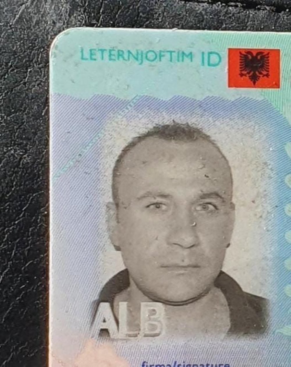 Me shenja litari n&euml; fyt, ky &euml;sht&euml; 42-vje&ccedil;ari i gjetur pa
