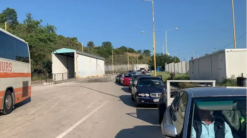 Defekti n&euml; kompjuter i pal&euml;s greke krijon radh&euml; t&euml; gjata