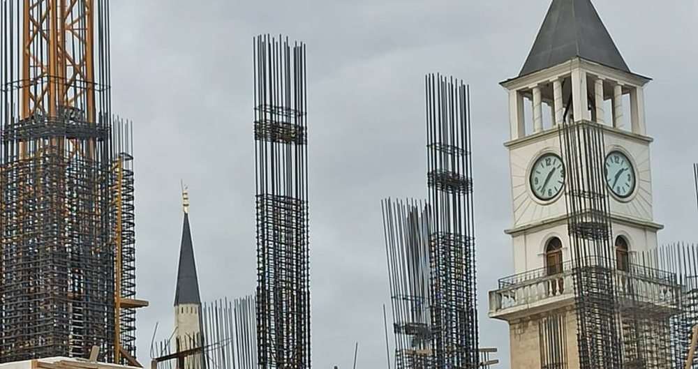 Vijon skizofrenia/Bashkia dyfishon lejet e nd&euml;rtimit n&euml; Tiran&euml;