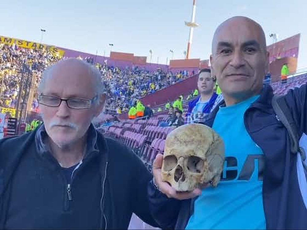 Tifozi futet n&euml; stadium me kafk&euml;n e gjyshit: &ldquo;Do donte t&euml;