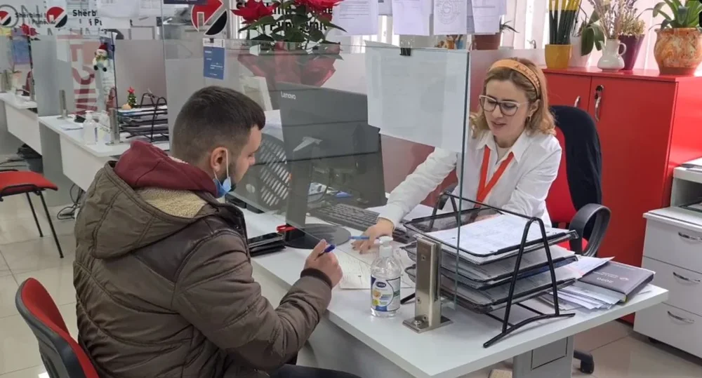 Emigracioni i shqiptar&euml;ve/ VOA: Nxiten nga mungesa e kontratave, niveli i