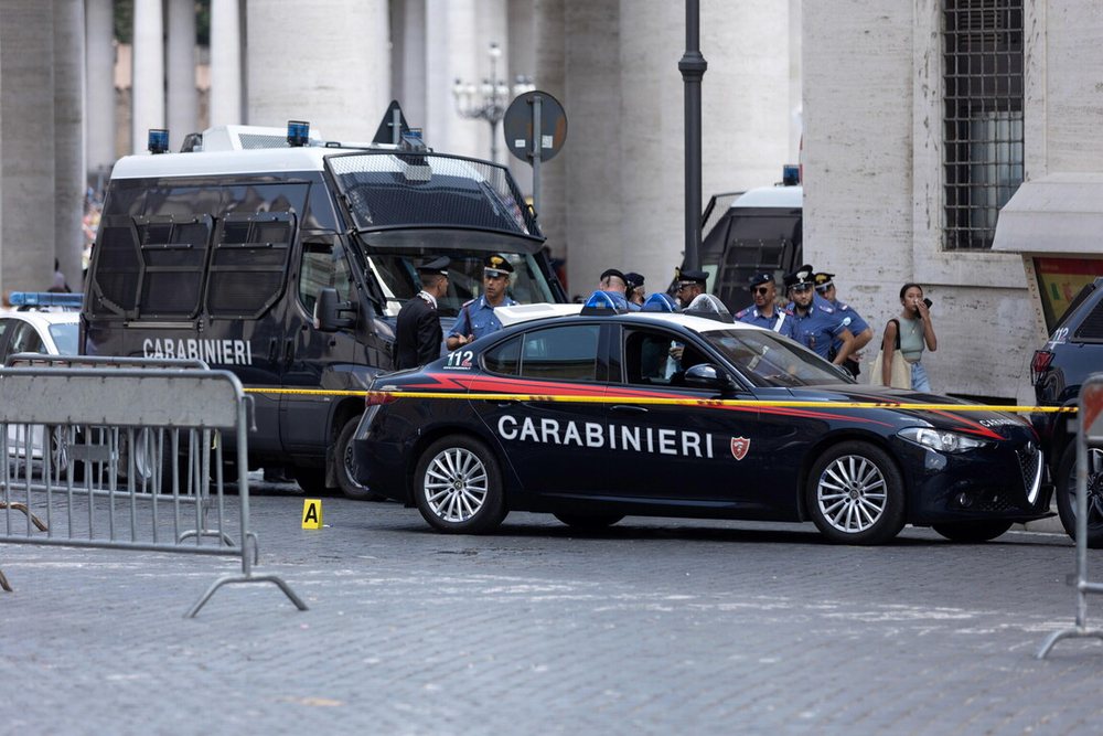 FOTO/ Shqiptari ndiqet nga policia italiane rrug&euml;ve t&euml; Rom&euml;s