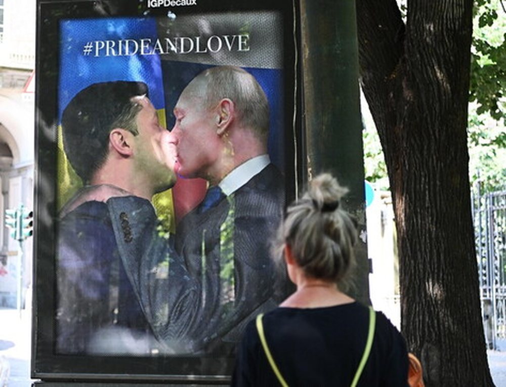 FOTO/ Puthja n&euml; buz&euml; Putin &ndash; Zelensky pushton rrug&euml;t e